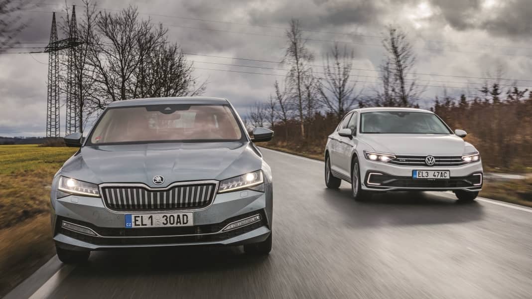 Škoda Superb iV vs. Volkswagen Passat GTE: Duel nabíjecích dvojčat, která vás chtějí odlákat od dieselu