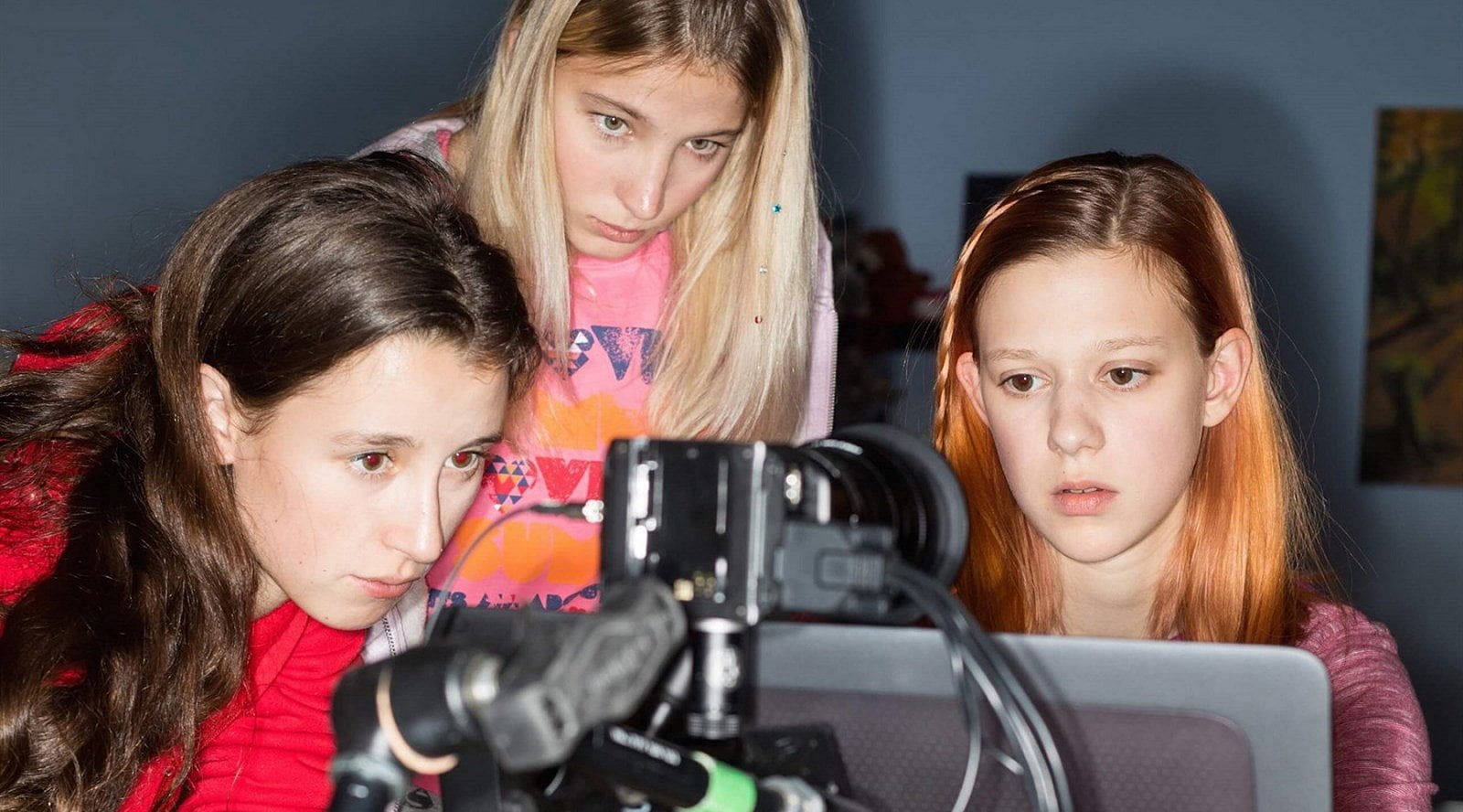 Celovečerní dokument V síti mapuje zneužívání dětí na internetu. Autoři vytvořili falešné profily dvanáctiletých dívek a pak s figurantkami (třemi dospělými herečkami s mladistvým vzhledem) natáčeli pokusy mužů je kontaktovat a lákat z nich například nahé fotografie, ale také jim vyhrožovat či je vydírat.