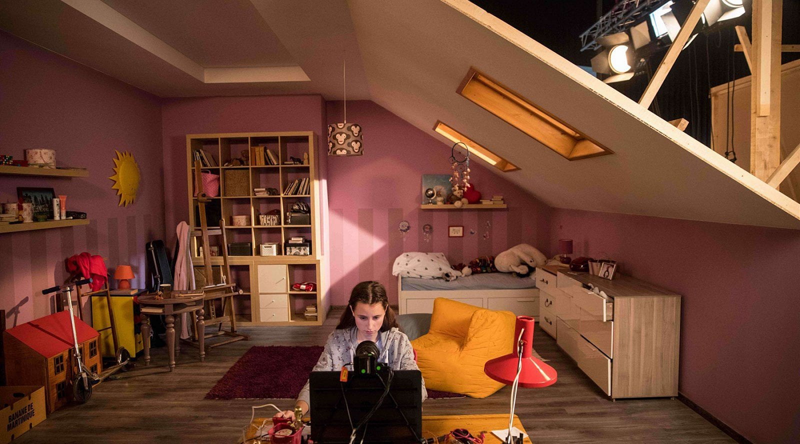 Celovečerní dokument V síti mapuje zneužívání dětí na internetu. Autoři vytvořili falešné profily dvanáctiletých dívek a pak s figurantkami (třemi dospělými herečkami s mladistvým vzhledem) natáčeli pokusy mužů je kontaktovat a lákat z nich například nahé fotografie, ale také jim vyhrožovat či je vydírat.