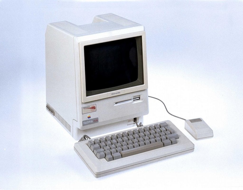 2012-05-apple-macintosh-slavc3ad-30-let-5.jpg