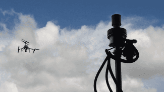 Nebezpečných přeletů dronů přibývá