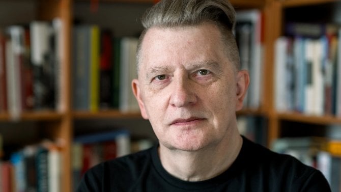 Spisovatel Jiří Padevět má kvůli kandidatuře do Senátu skončit v Radě České televize