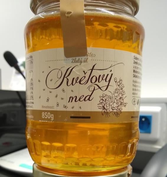 Nejakostní potraviny - ZLATÝ ÚL, KVĚTOVÝ MED. V medu byl zjištěn vyšší obsah sacharózy, než připouští příslušný právní předpis.