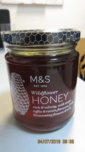 Nejakostní potraviny -  Marks and Spencer M&S Wildflower honey, vícedruhový med květový luční. Obsah látky hydroxymethylfurfural (HMF) byl vyšší, než je stanoveno v příslušném právním předpise. HMF je látka, která vzniká například při vyšších teplotách během zpracování medu.