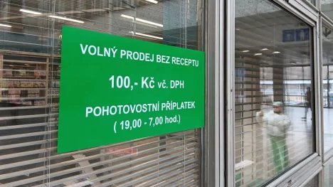 Některé nemocniční lékárny vybírají nový poplatek. Kde lidé zaplatí 50, 90, nebo sto korun?