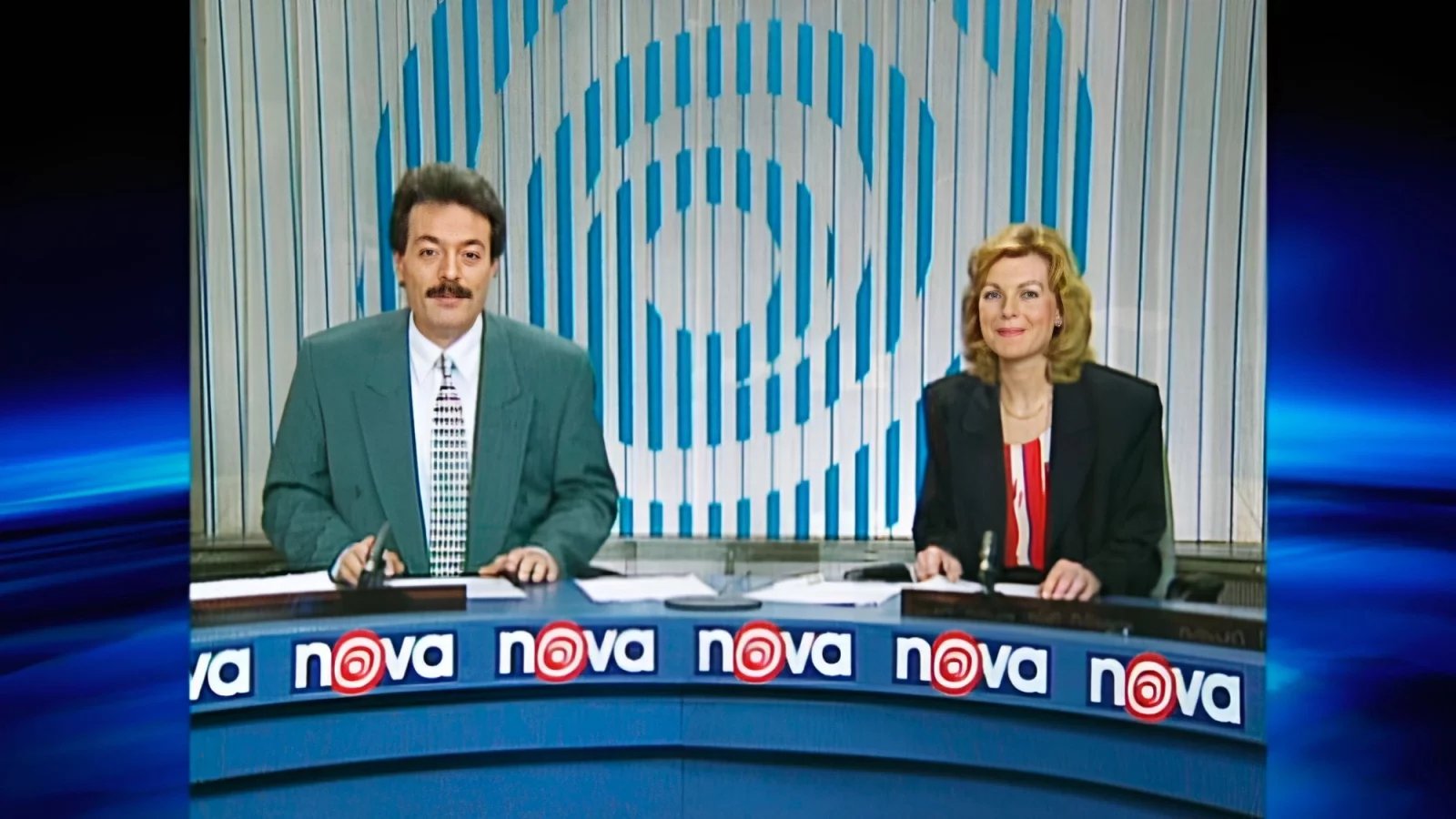 Martin Severa a Jana Leichtová v originální dekoraci Televizních novin v roce 1994. V začátcích vysílání neměli diváci výhled do newsroomu, který se stále dokončoval.