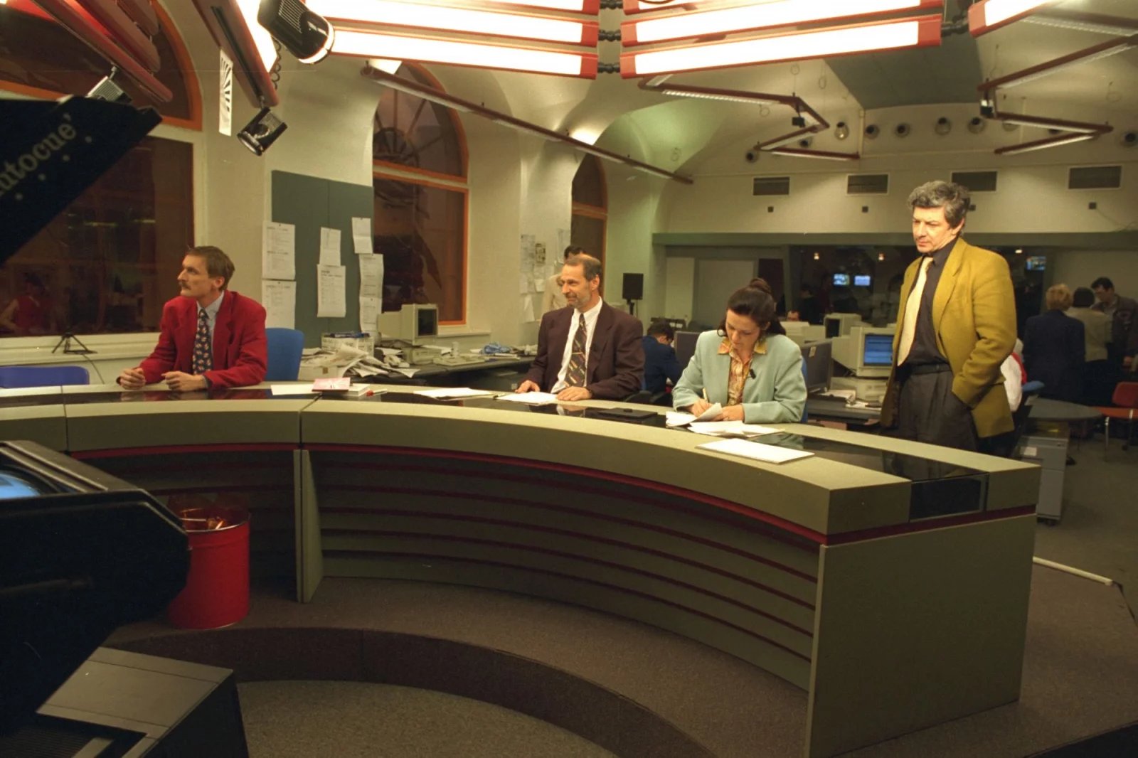 Tehdejší generální ředitel Novy Vladimír Železný (vpravo) v newsroomu Televizních novin. Zcela vlevo je někdejší moderátor Sportovních novin Václav Tittelbach.