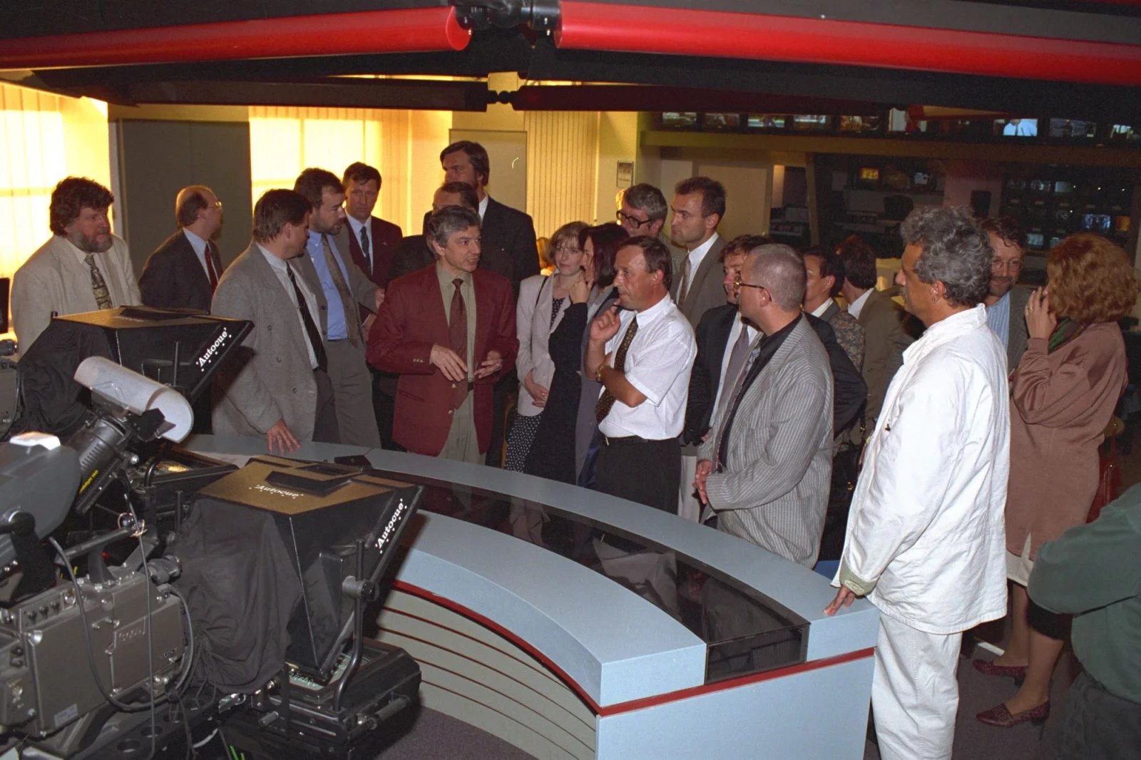 Tehdejší generální ředitel Vladimír Železný provedl tehdejší poslance budovou soukromé televize. V newsroomu můžeme vidět mj. Petra Plevu a Ivana Langera z ODS nebo Petru Buzkovou a Pavla Dostála z ČSSD. Po boku Vladimíra Železného stojí tehdejší šéf zpravodajství Jan Vávra.