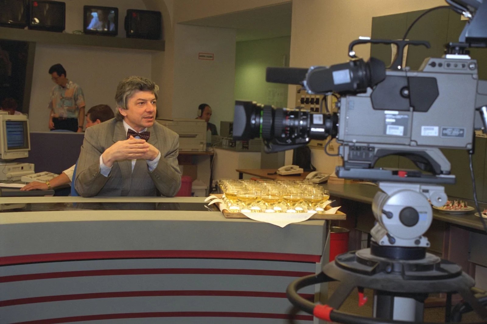 Generální ředitel Vladimír Železný zpočátku využíval studio Televizních novin také k vysílání vlastního sobotního poledního pořadu Volejte řediteli.