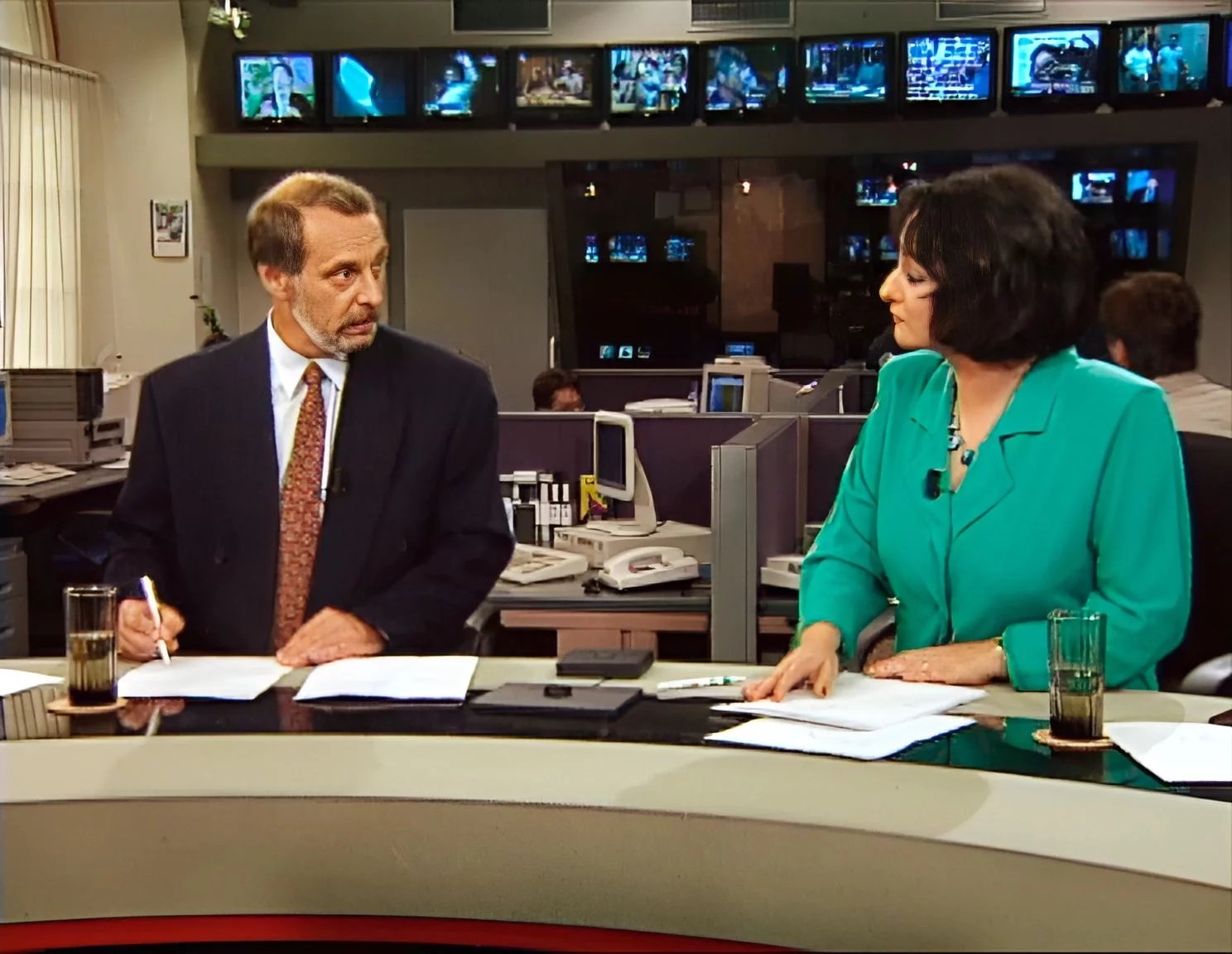 Zbyněk Merunka a Eva Jurinová. Fotografie zachycuje jednu z nejoblíbenějších moderátorských dvojic z 90. let. Diváci už mohli vidět, co se děje za zády moderátorů v newsroomu.