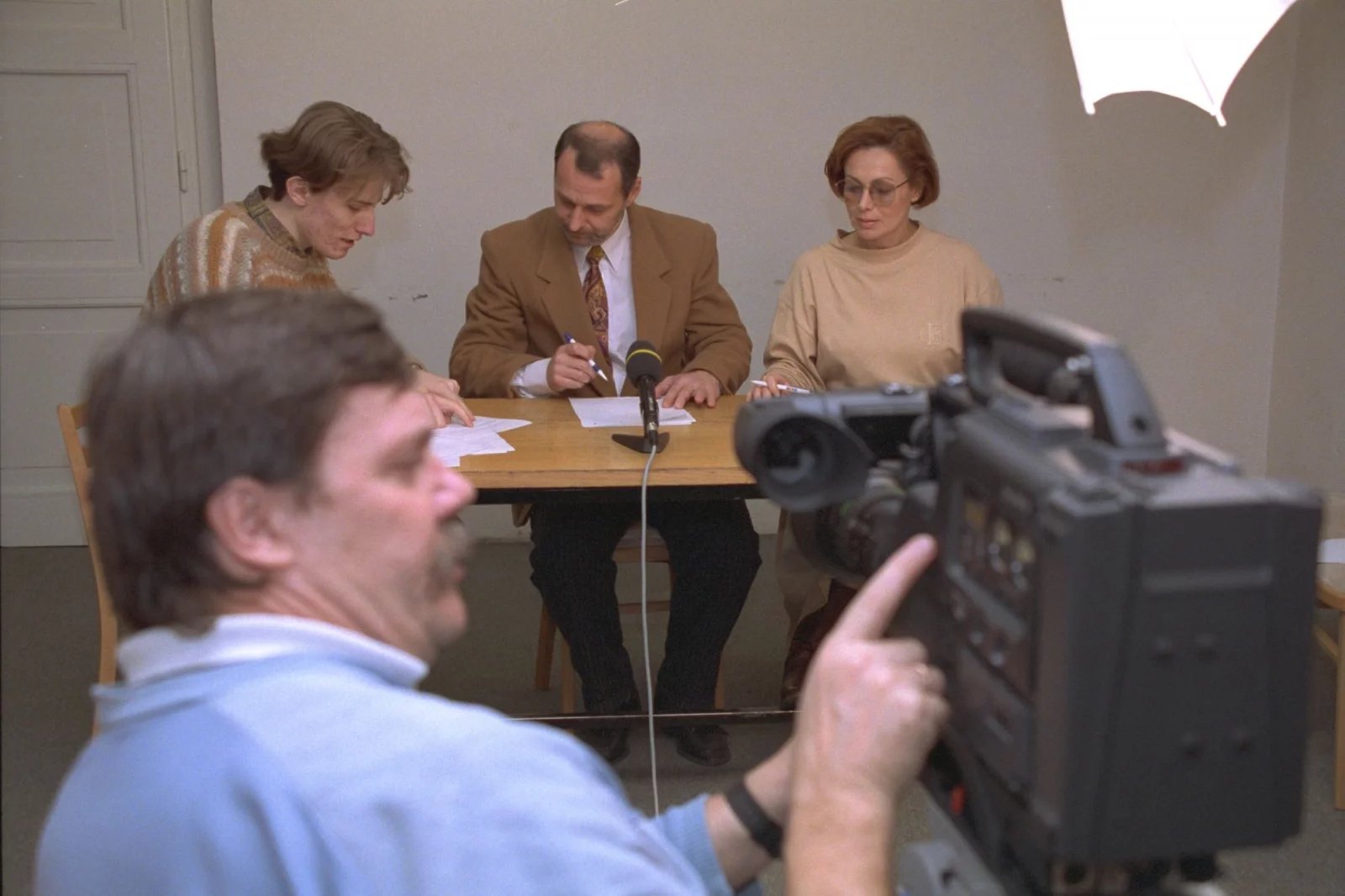 Moderátor Sportovních novin Pavel Poulíček si společně se Zbyňkem Merunkou a Stanislavou Wanatowiczovou-Bartošovou zkouší vysílání zpráv "do zdi".