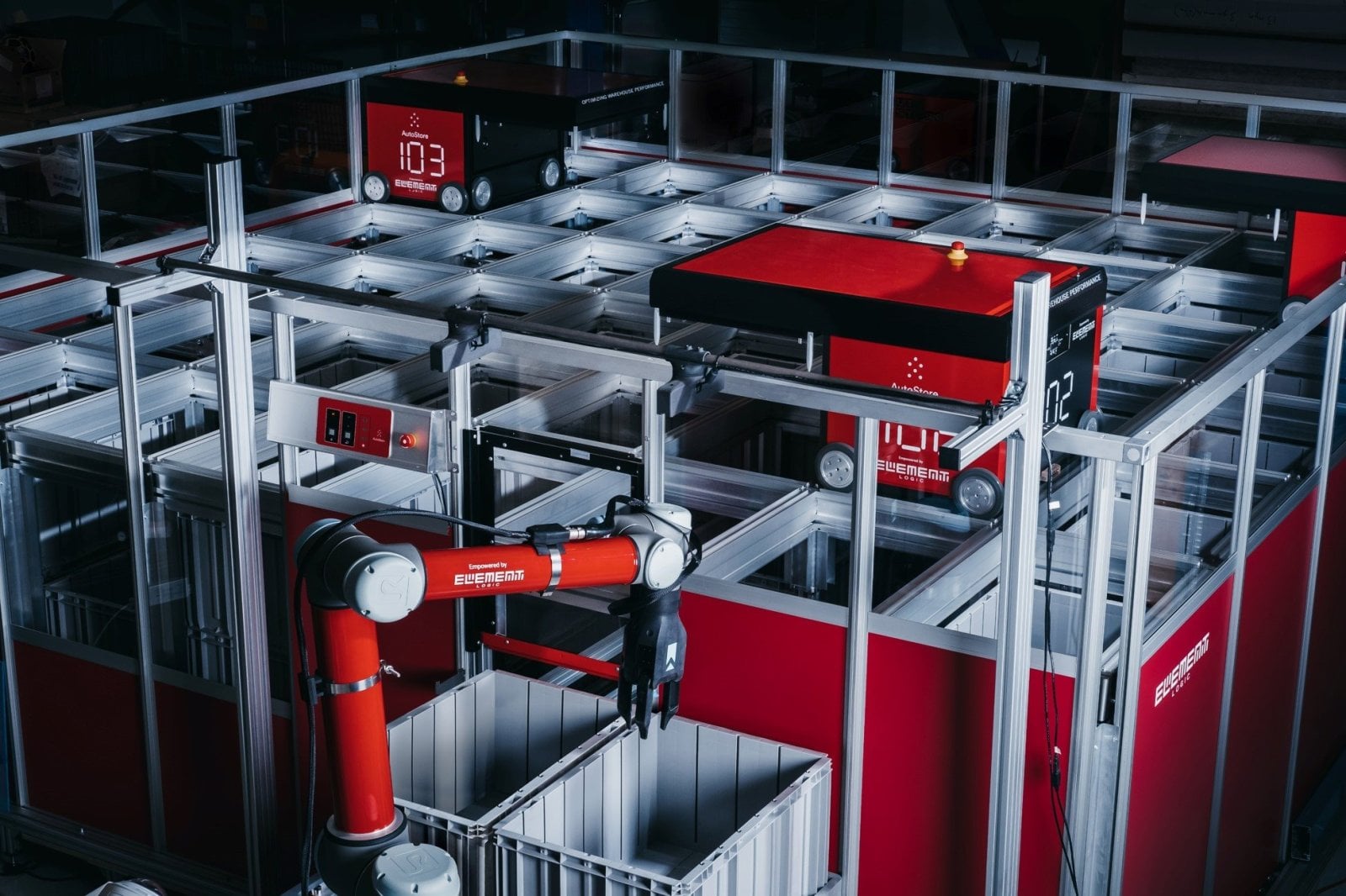 Třídicí systém AutoStore v logistickém centru Chrášťany u Prahy