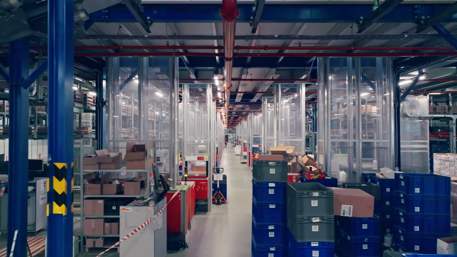 Třídicí systém AutoStore v logistickém centru Chrášťany u Prahy