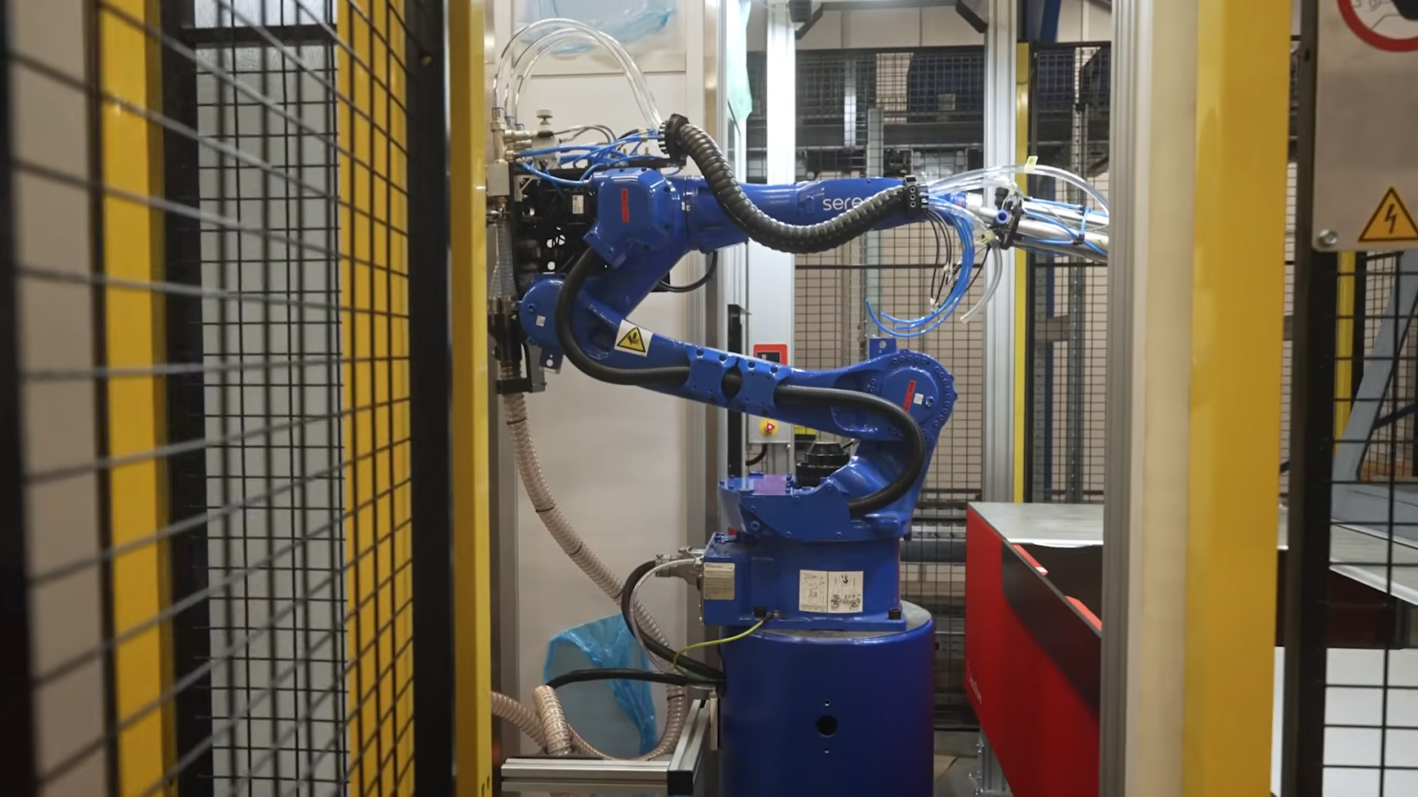 Třídicí systém AutoStore v logistickém centru Chrášťany u Prahy