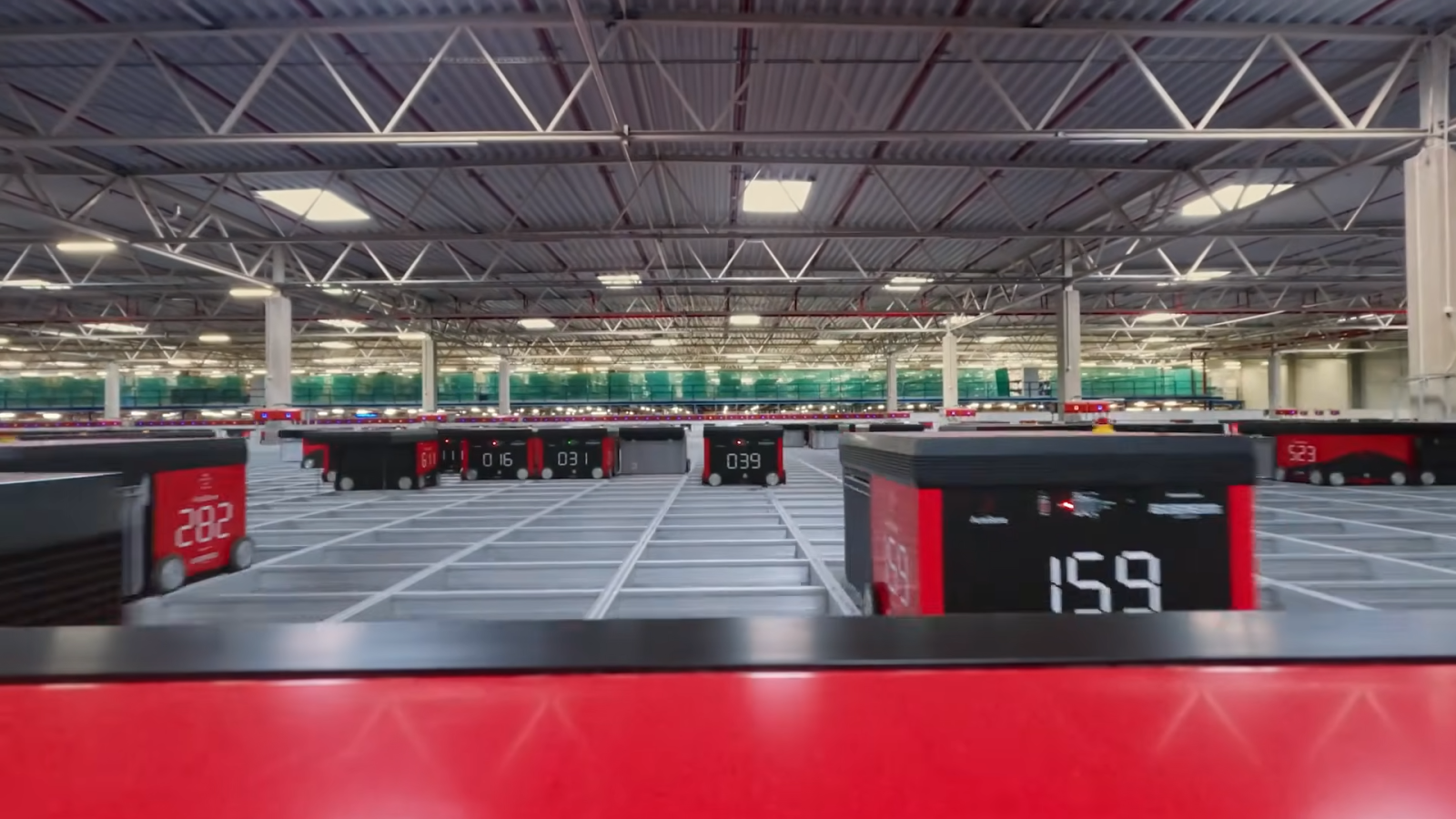 Třídicí systém AutoStore v logistickém centru Chrášťany u Prahy