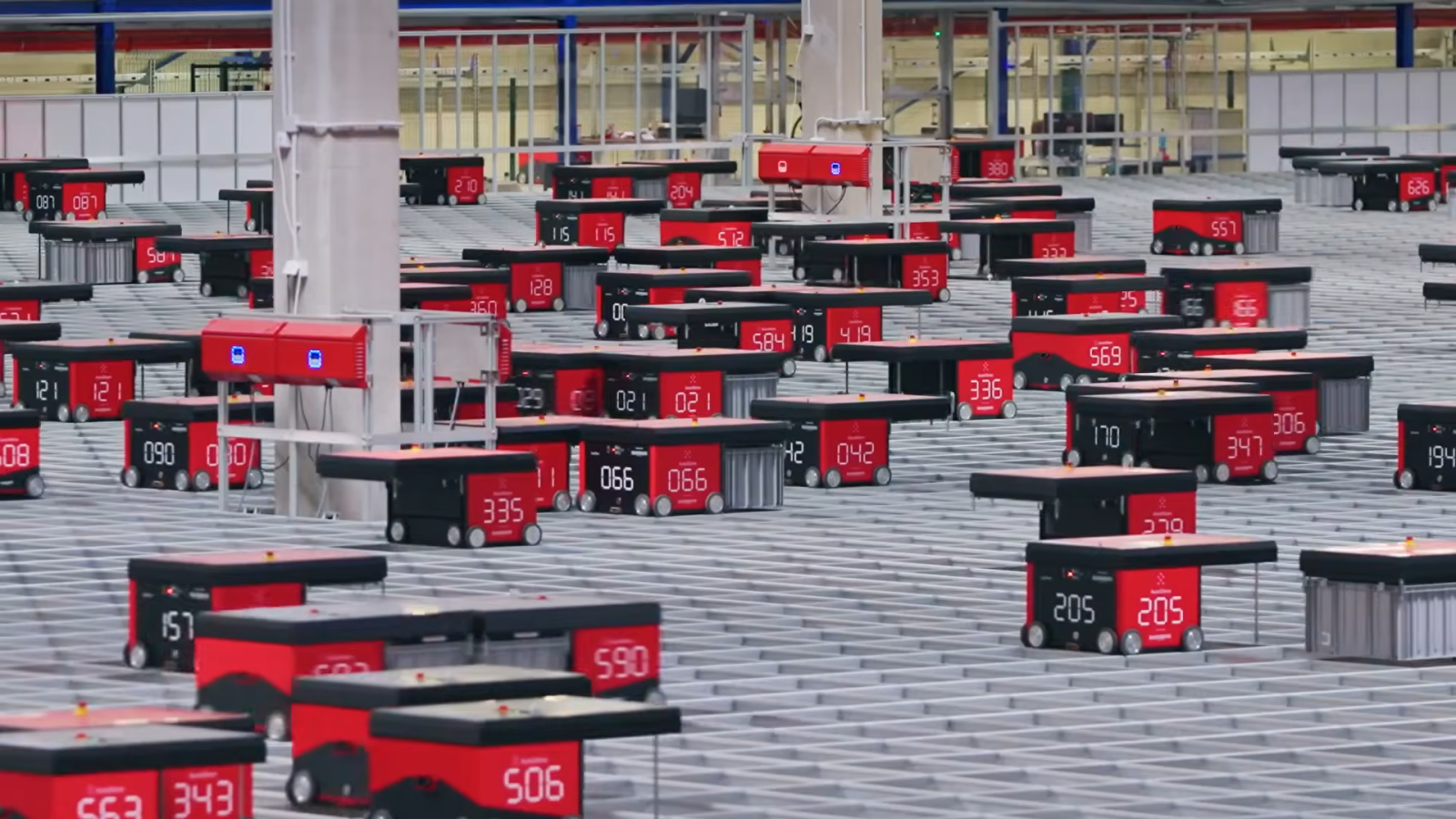 Třídicí systém AutoStore v logistickém centru Chrášťany u Prahy