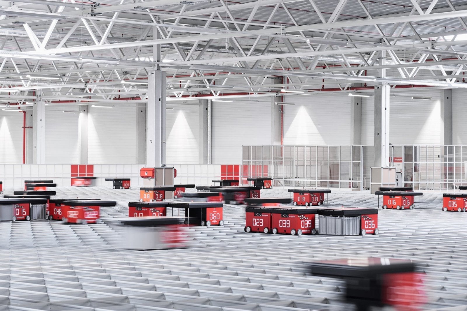 Třídicí systém AutoStore v logistickém centru Chrášťany u Prahy