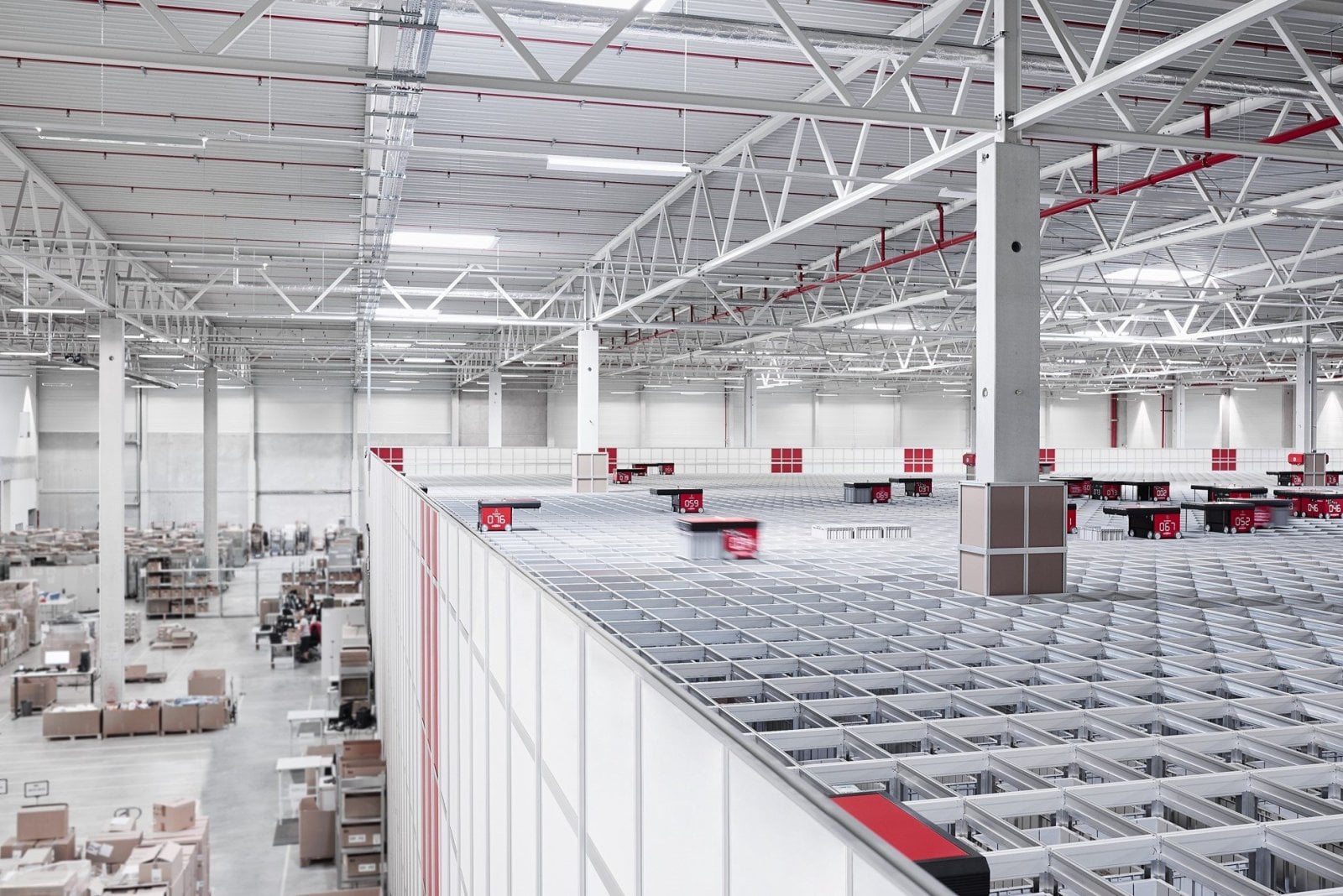 Třídicí systém AutoStore v logistickém centru Chrášťany u Prahy