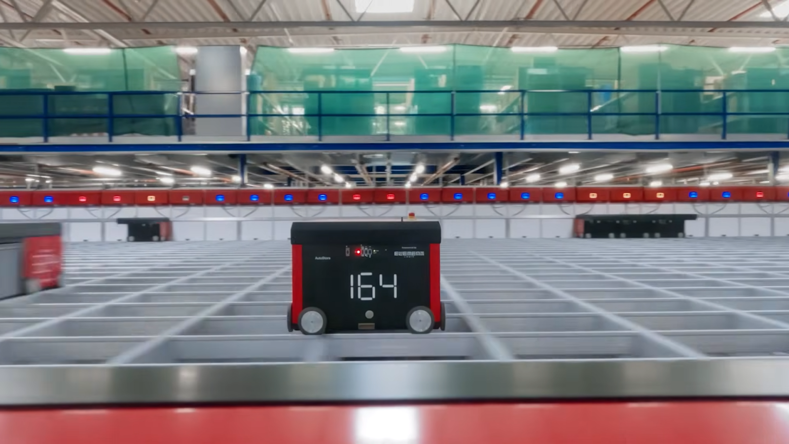 Třídicí systém AutoStore v logistickém centru Chrášťany u Prahy