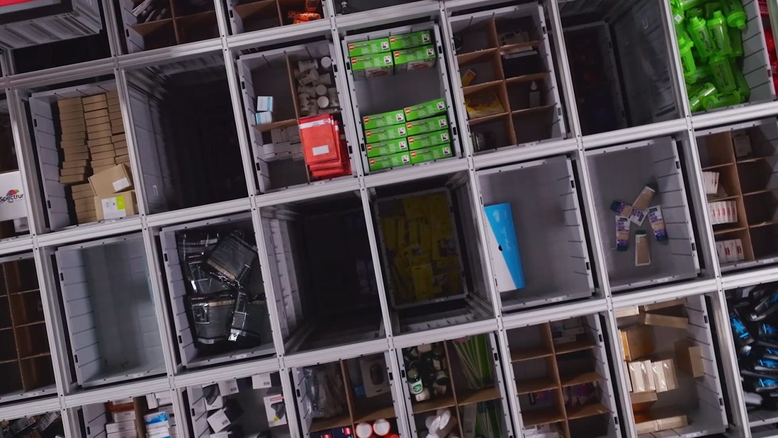 Třídicí systém AutoStore v logistickém centru Chrášťany u Prahy