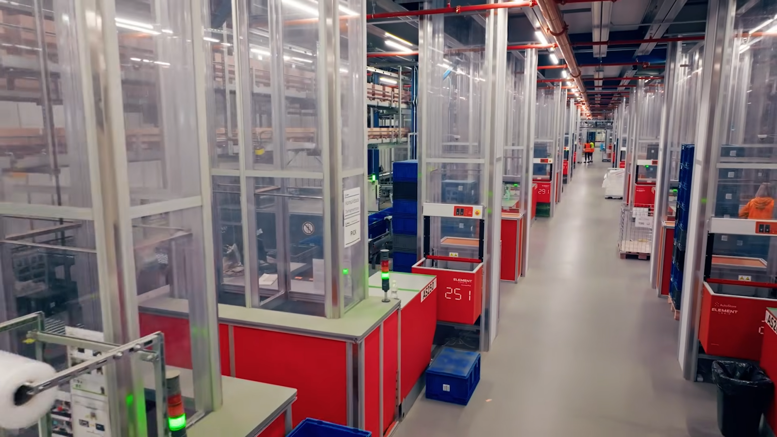 Třídicí systém AutoStore v logistickém centru Chrášťany u Prahy