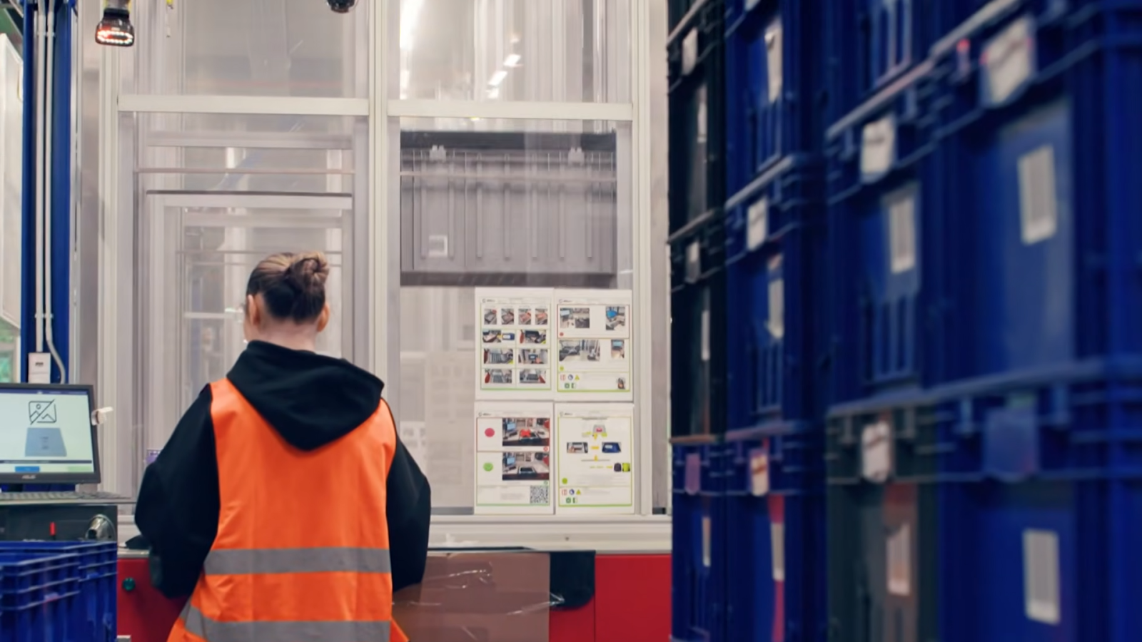 Třídicí systém AutoStore v logistickém centru Chrášťany u Prahy