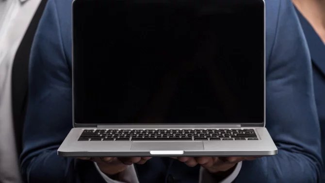 notebook s černou obrazovkou