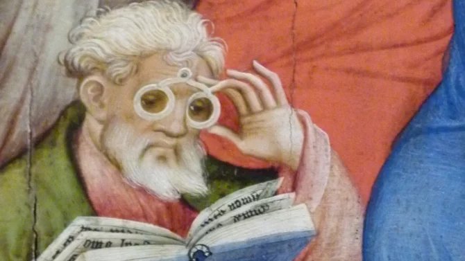 Malíř Conrad von Soest je autorem třídílného křídlového oltáře s Ukřižováním v protestantském městském kostele v německém Bad Wildungenu, na kterém zachytil i brýlatého apoštola, rok 1403.
