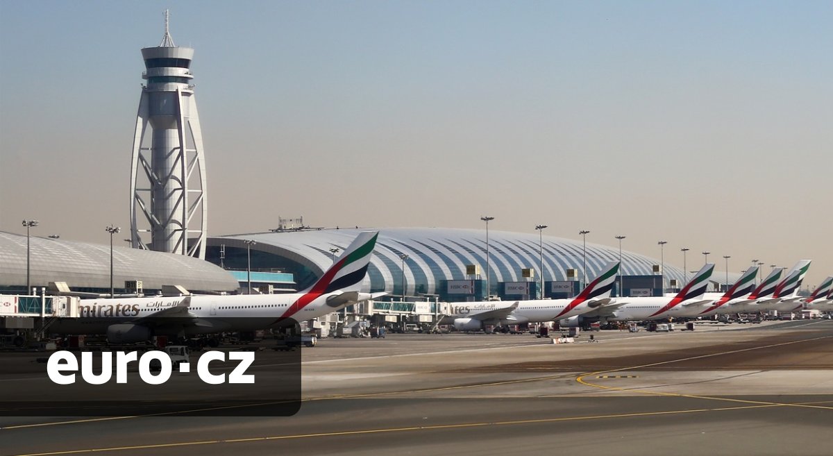 Tisíce zrušených letů a padající akcie. Aerolinky po celém světě čelí největšímu chaosu od začátku covidu