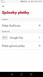 Prostředí mobilní aplikace Shell SmartPay. Na stojanech čerpacích stanic Shell v ČR je možní zaplatit z mobilu přímo z auta, aplikace podporuje Apple Pay, Google Pay, karty Mastercard, Visa, PayPal a rovněž palivové karty Shell.