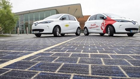 Náhledový obrázek - Ve Francii otevřeli silnici pokrytou solárními panely. Dodá energii 140 domům