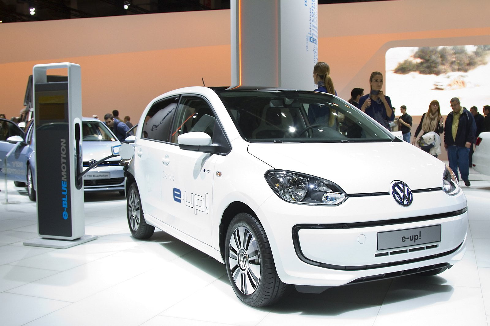 Za 640 tisíc korun slibuje VW u svého nejmenšího modelu dojezd až 160 kilometrů. Pro představu z letáku k autu: E-up! spotřebuje na 100 kilometrů 11,7 kWh energie, což dělá 49,60 Kč (při ceně 4,24 Kč za 1 kWh).