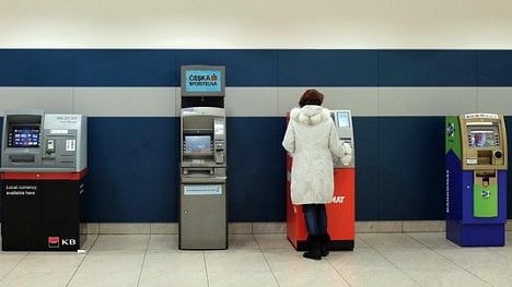 Náhledový obrázek - Češi dostanou modernější bankomaty. Poplatky zvýší Visa i Mastercard