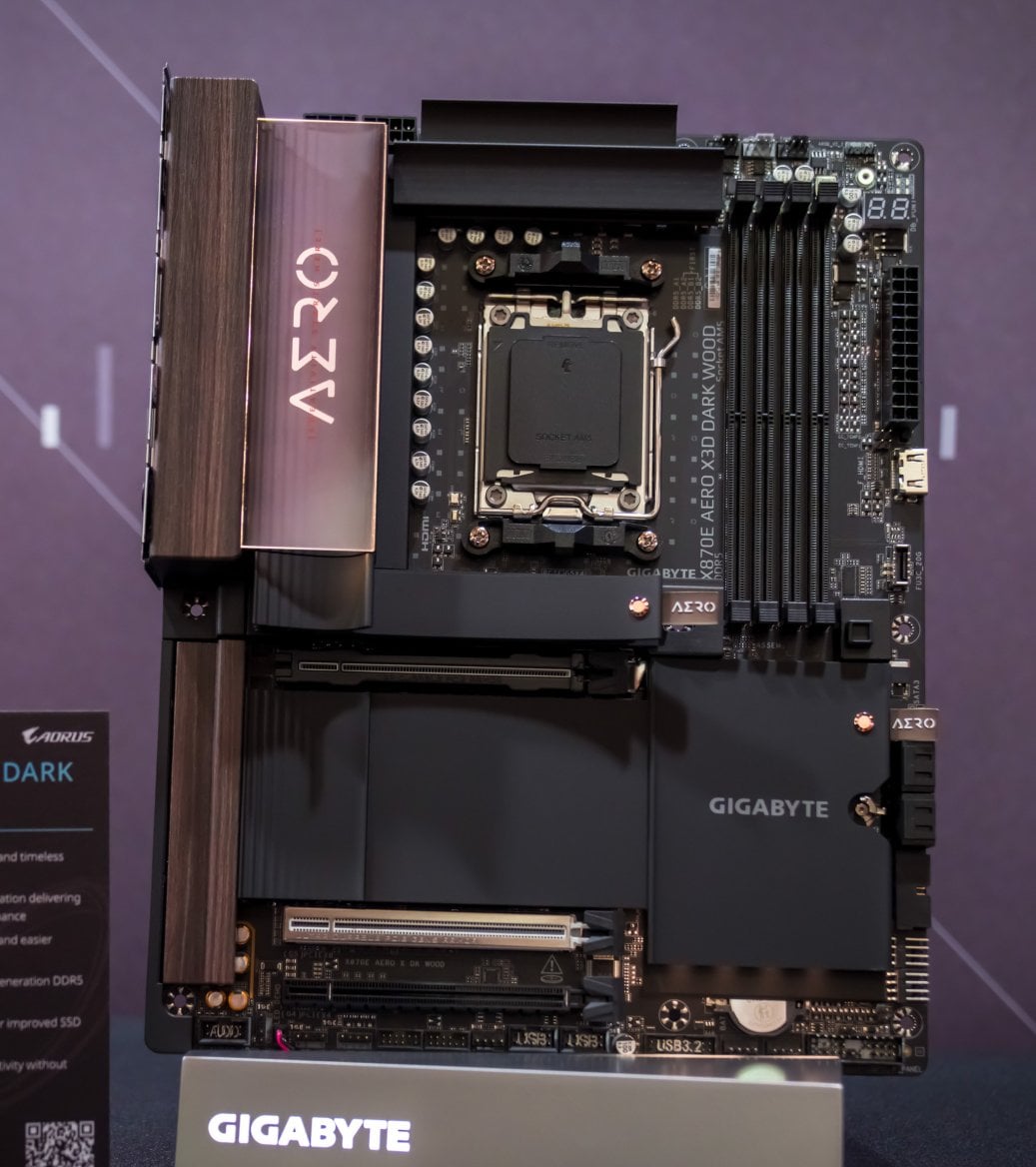Dřevěné desky Gigabyte X870E Aero X3D Wood a X870E Aero X3D Dark Wood