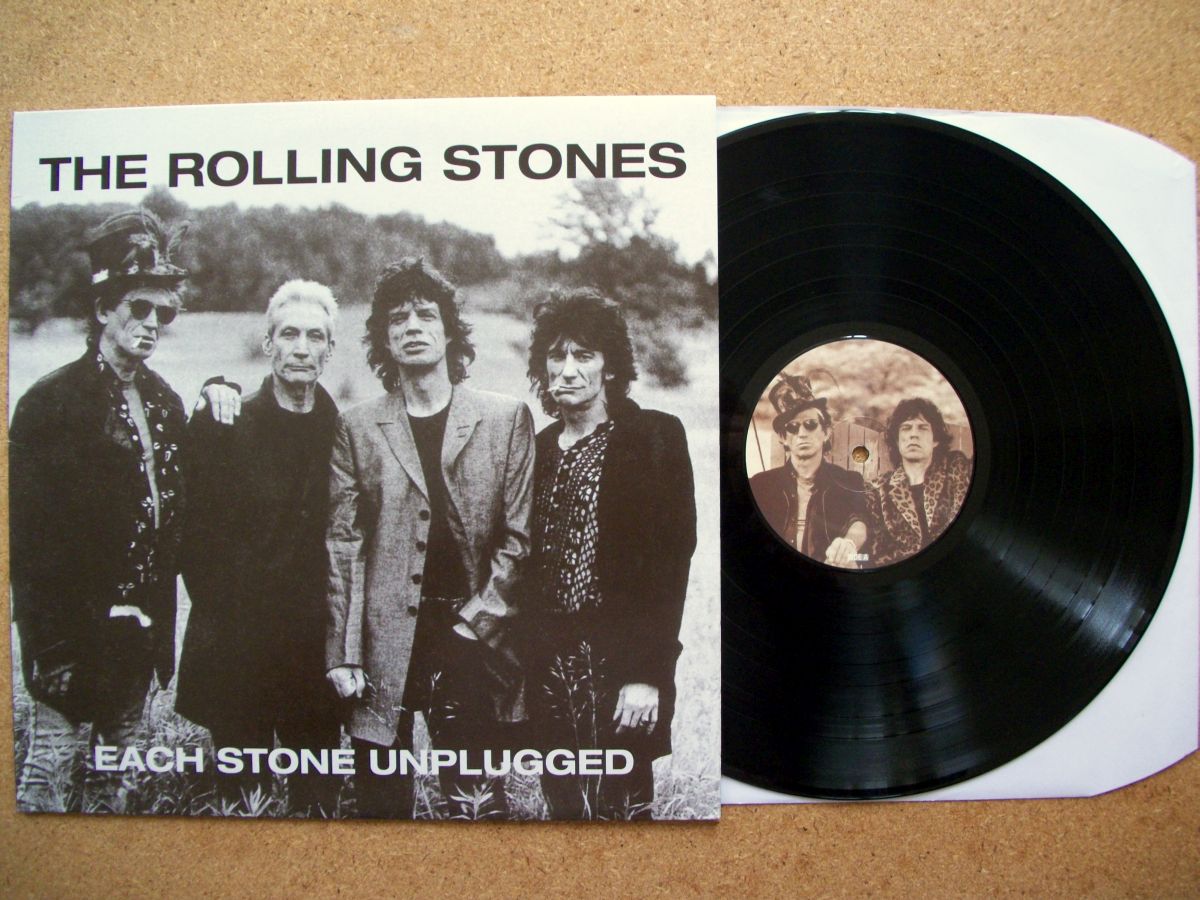 S rozvojem Internetu a online hudebních služeb prodej fyzických nosičů neustále klesá. Zatímco v roce 2011 představovaly příjmy z prodeje hudby na fyzických nosičích 60 % všech příjmu, loni podle IFPI tento podíl klesl na 51 %. V roce 2013 utratili hudební fanoušci za CDčka a vinyly meziročně o 11,8 % méně.
Mnout ruce si ale mohou majitelé loděnické společnosti GZ Media, která je největším výrobcem vinylových desek na světě. V poslední době zažívají úspěšný comeback a potvrzují to i čísla z loňského roku. Ve Spojených státech jejich prodeje vzrostly o třetinu, ve Velké Británii dokonce o 101 %.