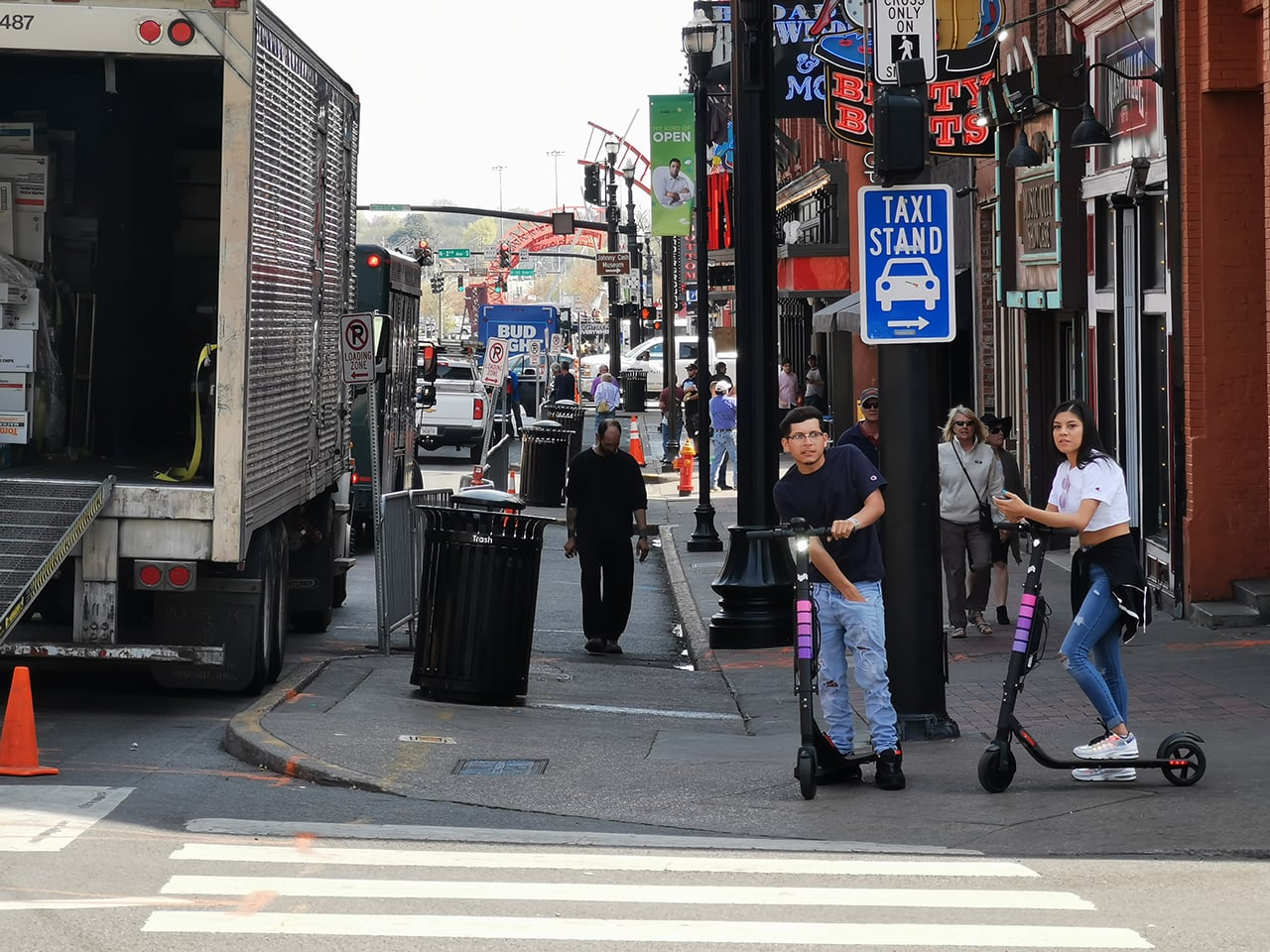 „Boom“ se sdílenými elektrickými koloběžkami v USA