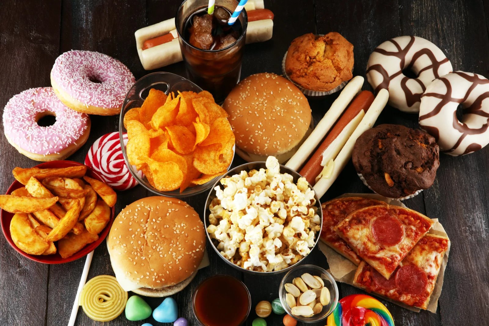 Čemu se naopak obloukem vyhnout? Patří sem zejména fast food a průmyslově zpracované potraviny. Konzumovat byste neměli ani zeleninu s vysokým obsahem sacharidů a sladké nebo sycené nápoje. Povolené nejsou ani nezdravé tuky nebo obiloviny a luštěniny.