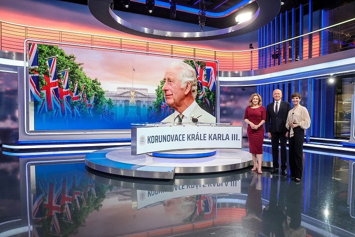 Autor: CNN Prima News Korunovace britského krále na CNN Prima News - moderátoři Terezie Tománková, Markéta Fialová a Karel Voříšek
