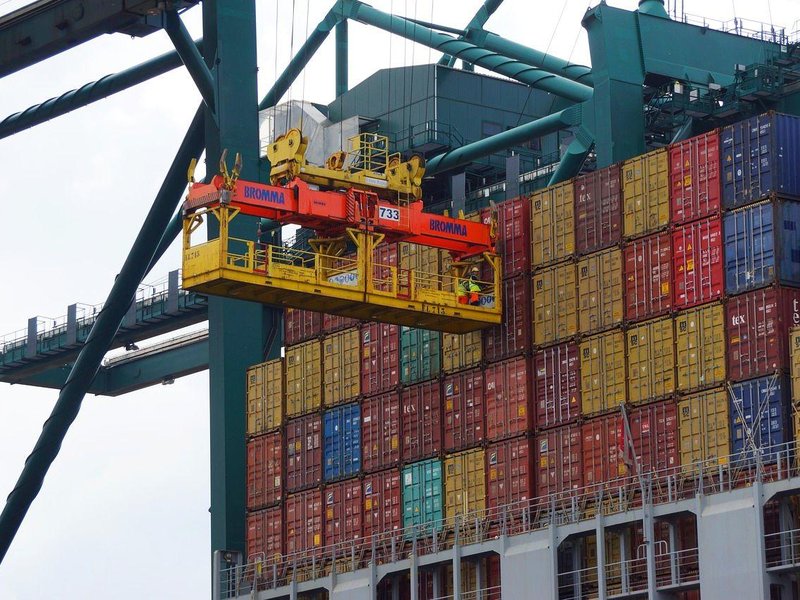  Plnění nákladní lodi kontejnery