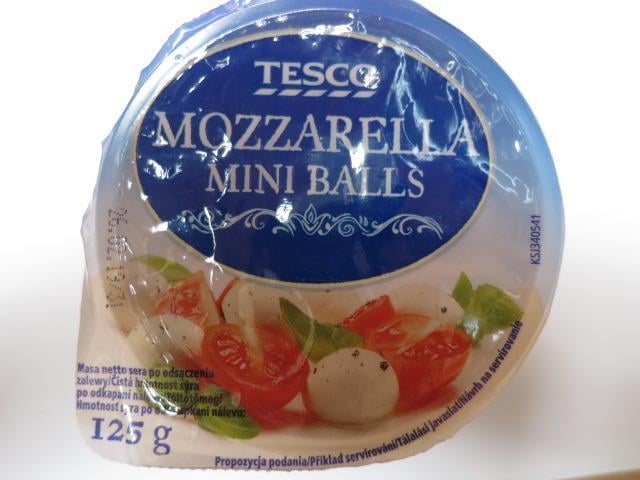 Nejakostní potraviny - Tesco Mozzarella Mini Balls, přírodní nezrající sýr v nálevu, třešinky. Výrobek měl nižší obsah tuku v sušině, než bylo uvedeno na obale.