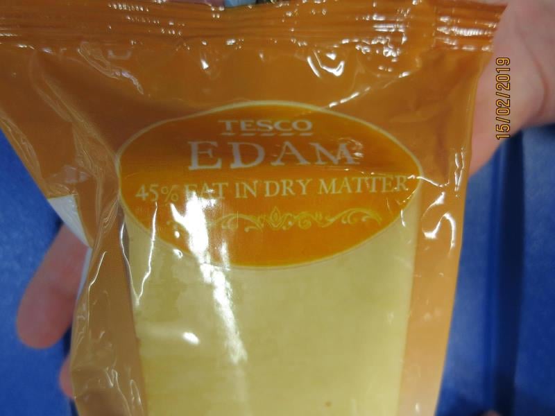 Nejakostní potraviny - TESCO EDAM. Výrobek obsahoval více soli, než bylo uvedeno na obale.