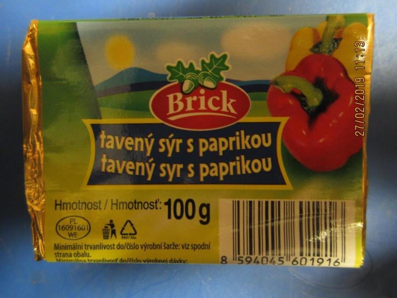 Nejakostní potraviny - Brick tavený sýr s paprikou. Výrobek měl nižší obsah tuku v sušině, než bylo uvedeno na obale.