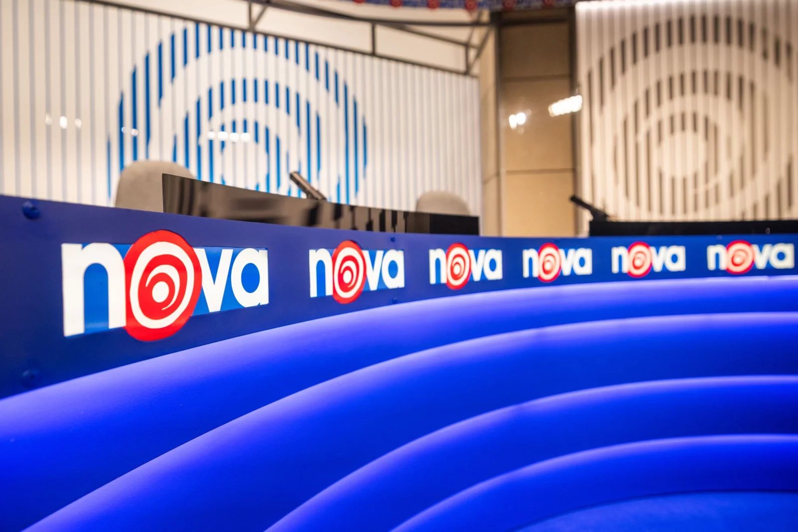 Retro speciál Televizních novin v replice studia z roku 1994