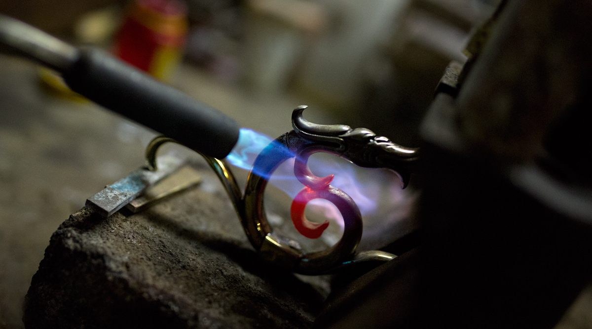 V rodinném pasířství udržují Čermákovi středověké řemeslo.