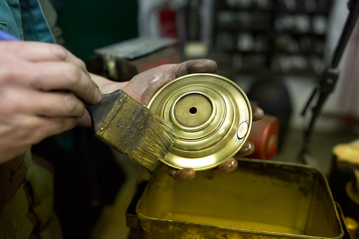 V rodinném pasířství udržují Čermákovi středověké řemeslo.