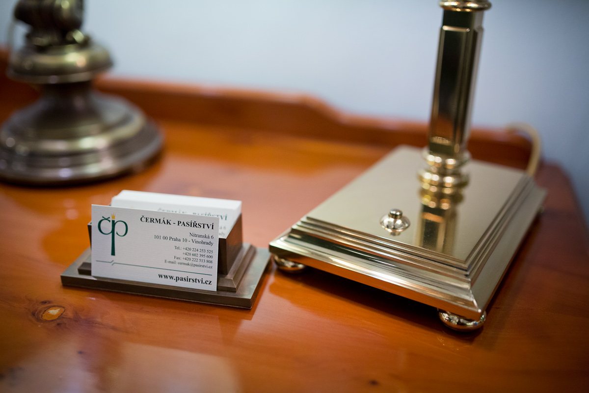 V rodinném pasířství udržují Čermákovi středověké řemeslo.