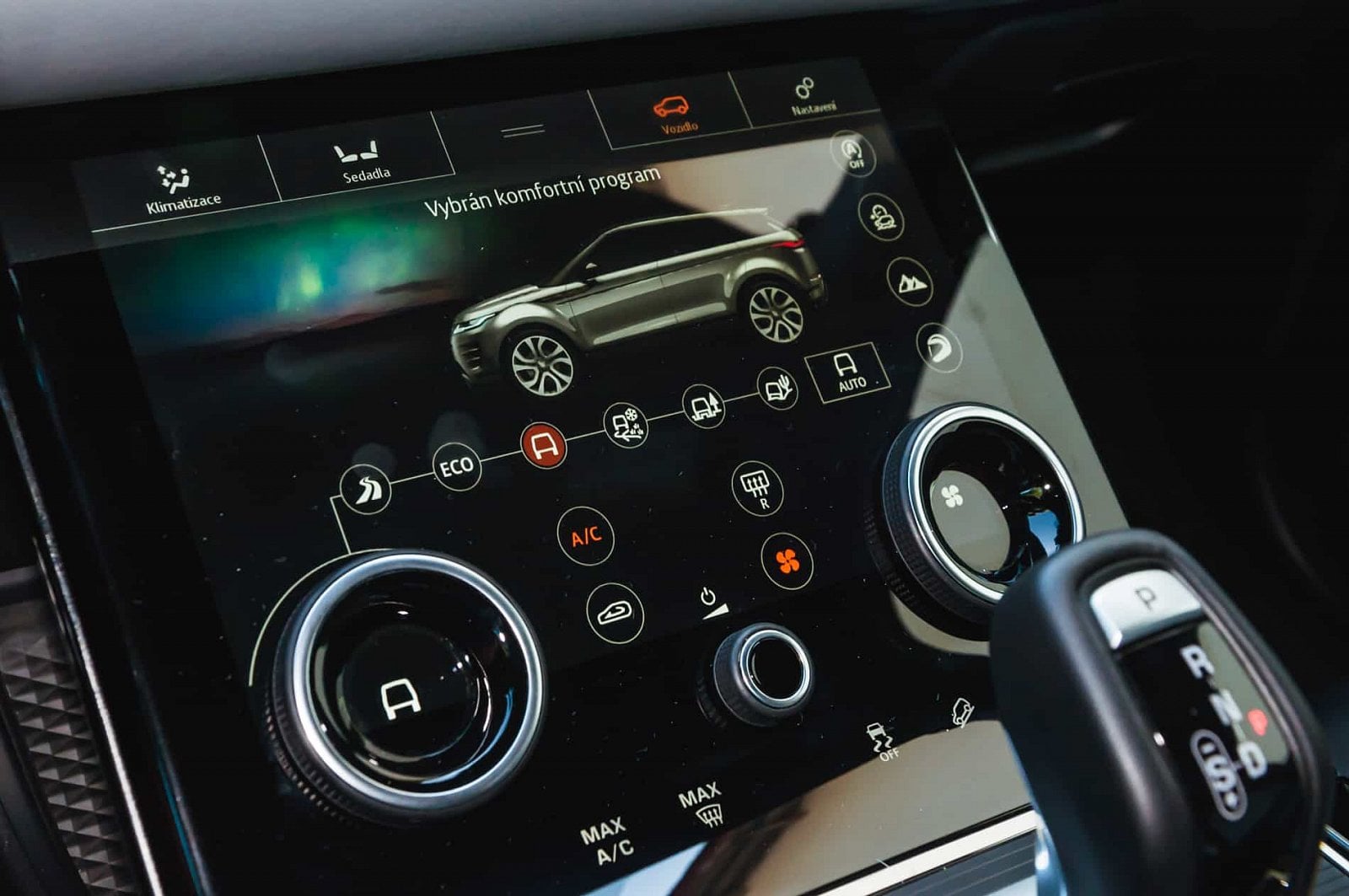 2019-09-Range-Rover-Evoque-2020-3-of-40.jpg