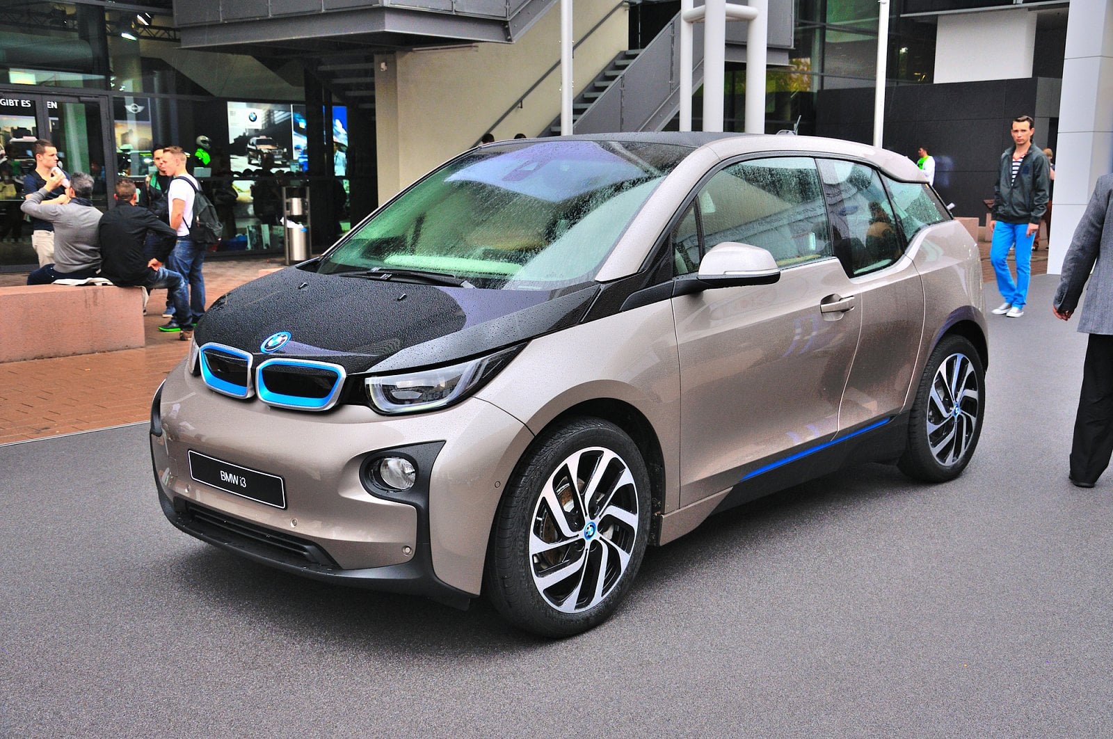 Dojezd až 300 kilometrů, ale sám výrobce rovnou říká, že v reálném provozu to bude spíše 200 kilometrů. Cena za elektrické BMW: například e-shop Alza.cz ho nabízí od 1,14 milionu korun.