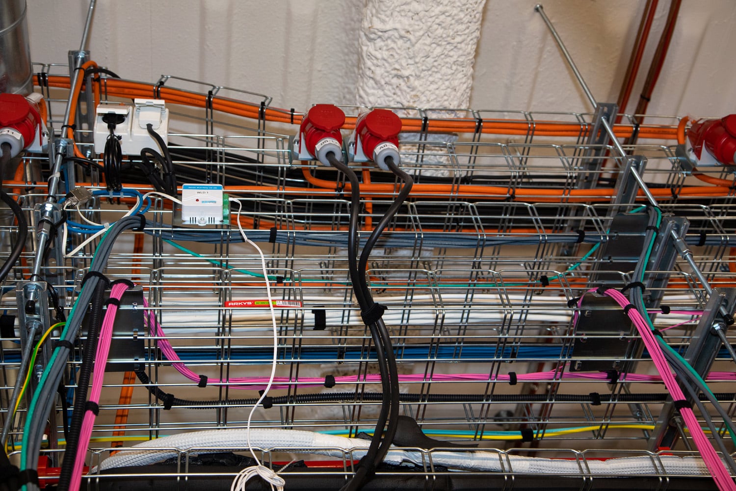 Napájení racků odshora, kaskáda žlabů pro kabelové rozvody.