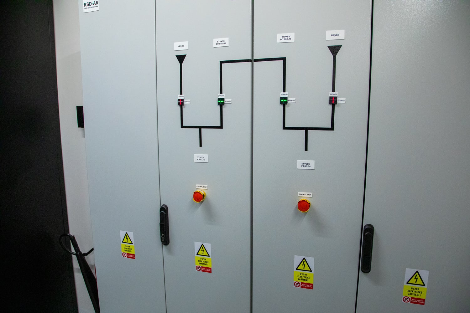 Skříně elektrických rozvaděčů pro IT zařízení.